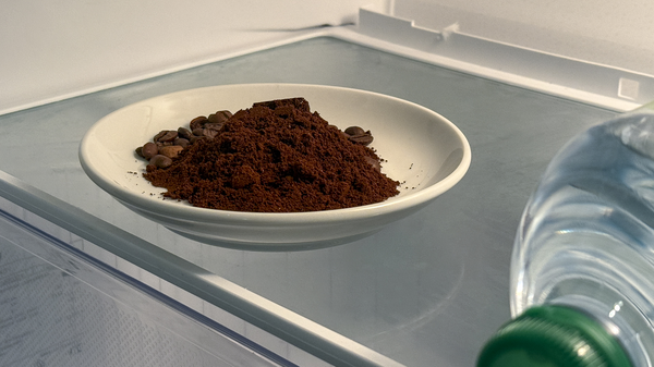 Kaffeepulver gemahlen und Kaffeebohnen innerhalb eines Kühlschranks.