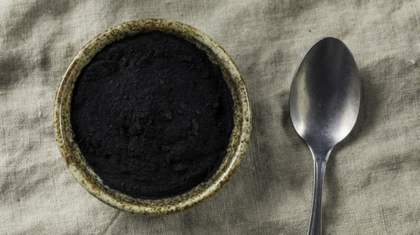 Aktivkohle als Hausmittel gegen Gestank im Kühlschrank.