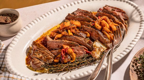 Flanksteak mit Paprika-Aprikosen-Relish, angerichtet auf einem ovalen Teller.