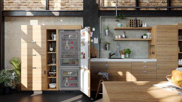 Cucina moderna caratterizzata da un frigorifero in legno con porte aperte che espongono il cibo, accanto a mobili eleganti e scaffali con piante e utensili.