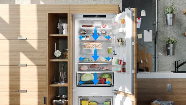 Una cucina dotata di pensili in legno con un frigo, immersa in un'atmosfera calda e accogliente.
