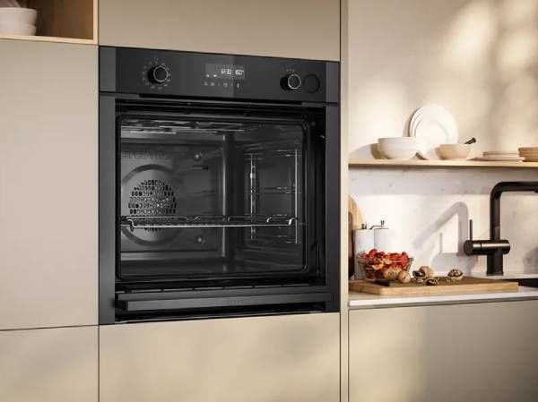 Appareils de cuisine, panneau de craie, ingrédients de cuisson, four, design moderne.