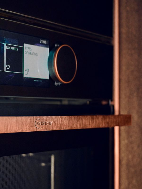 Artimas nuotrauka N90 krosnelės ekrano, padengto šlifuotu bronza, šoninėse detalėse.