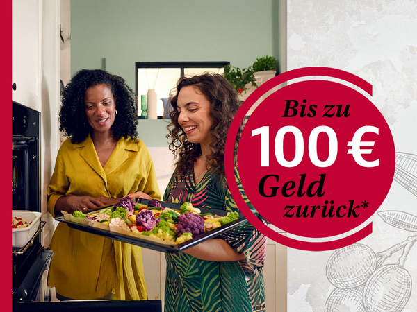 Zwei Frauen stehen vor einem Backofen, der beispielhaft für die Geld-zurück-Aktion gezeigt wird. Die Aktion gilt für Spülmaschinen, Kühl-Gefriergeräte, Backöfen, Kochfelder und Herd-Sets. 