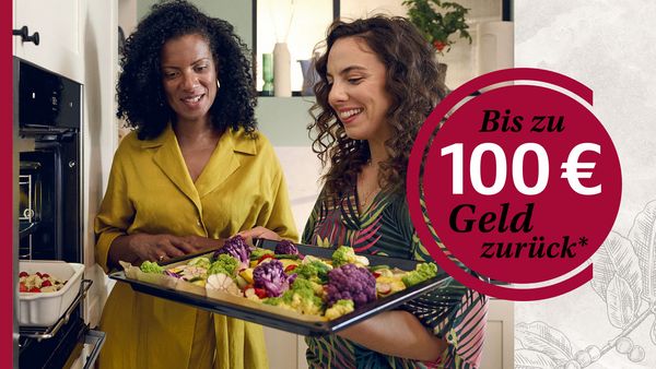 Zwei Frauen stehen vor einem Backofen, der beispielhaft für die Geld-zurück-Aktion gezeigt wird. Die Aktion gilt für Spülmaschinen, Kühl-Gefriergeräte, Backöfen, Kochfelder und Herd-Sets. 