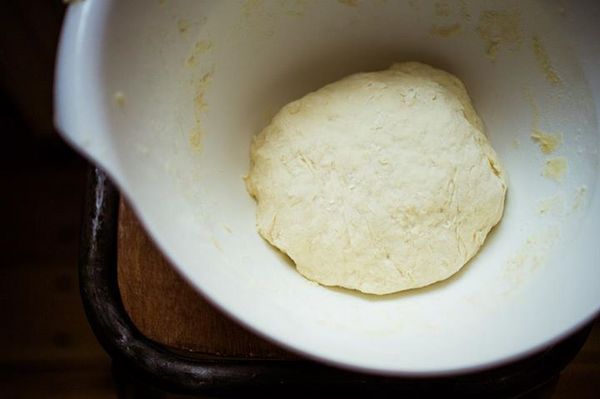 Impasto che lievita in una ciotola