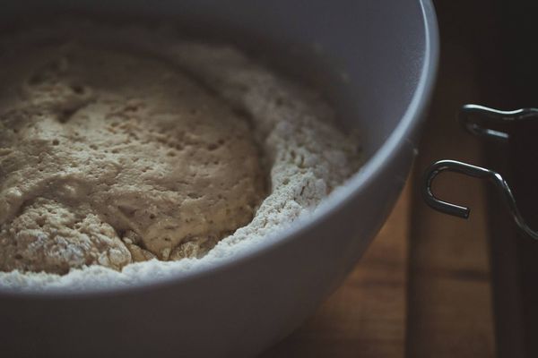 Impasto in lievitazione in una ciotola con farina ai bordi