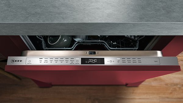 Едър план на контролен панел на съдомиялна машина NEFF с различни настройки за измиване и таймер, показващ 00:40.