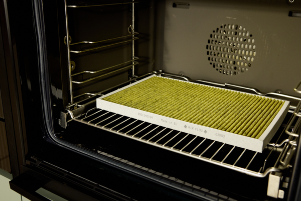 Long-Life Clean Air Aktivkohlefilter von NEFF auf dem Backofengitter bei 100 &deg;C zur Reaktivierung im Umluftbetrieb.