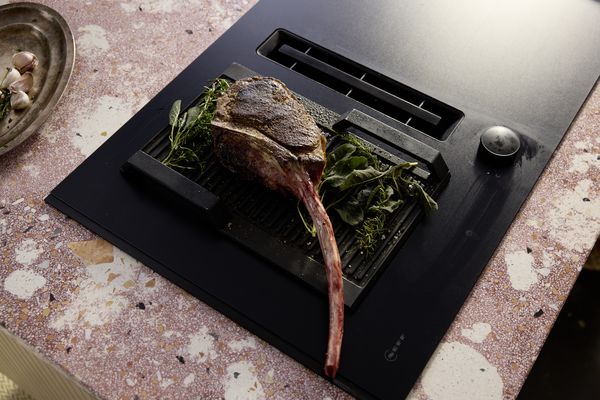 Costata di manzo cotta sulla griglia del piano cottura NEFF per una rosolatura intensa e una crosticina dorata