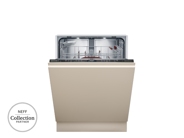 Vollintegrierter NEFF Geschirrsp&uuml;ler mit ge&ouml;ffneter T&uuml;r und &uuml;bersichtlichem Korbsystem, gezeigt als NEFF Collection Partner.
