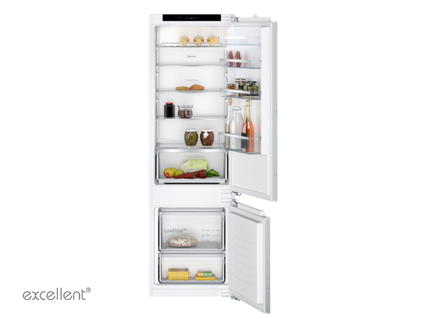 Ge&ouml;ffnete NEFF K&uuml;hl-Gefrier-Kombination der excellent Serie mit &uuml;bersichtlichem Innenraum und Frischef&auml;chern.