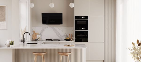 Beige keuken met Neff ovens en afzuigkap