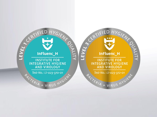 Zwei runde Zertifizierungs-Siegel &bdquo;Certified Hygiene Quality&ldquo; des Institute for Integrative Hygiene and Virology (InFluenc_H): links Level 1 (t&uuml;rkis, Test-Nr. LI-023-370-01), rechts Level 3 (gold, Test-Nr. LI-023-372-01), jeweils f&uuml;r Bacteria + Virus Hygiene.