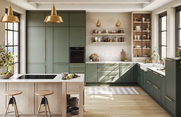Cucina verde salvia rinnovata con nuove ante, mensole e illuminazione moderna