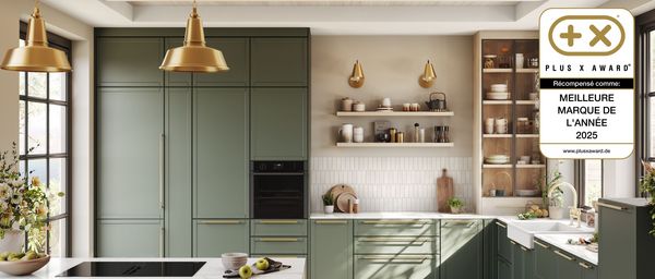 cuisine ouverte moderne aux couleurs claires avec une dominance de vert 