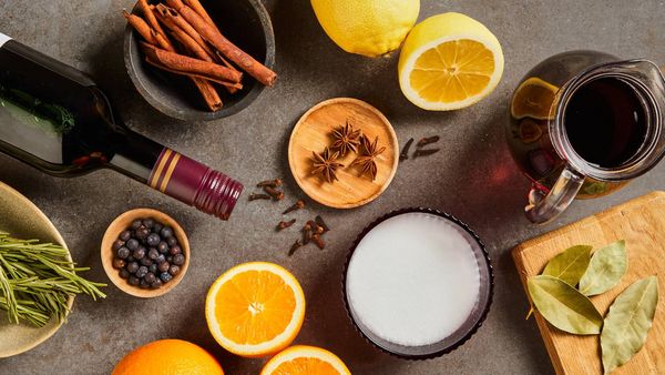 Vino rosso, agrumi e spezie utilizzati per cucinare e preparare marinature, salse e riduzioni