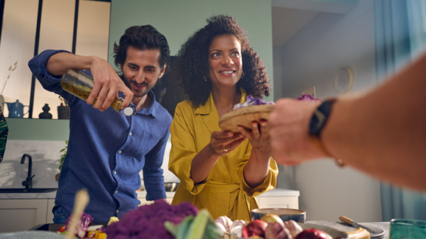 Zwei Personen kochen in einer NEFF Kochschule.