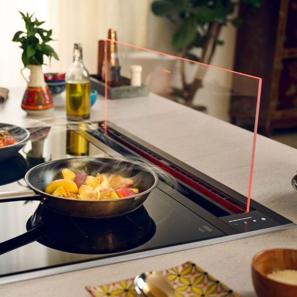 NEFF Induktionskochfeld mit integriertem Downdraft-Dunstabzug beim Kochen.