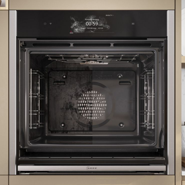 NEFF Backofen mit Pyrolyse-Selbstreinigung, Innenraum im Reinigungsprozess.
