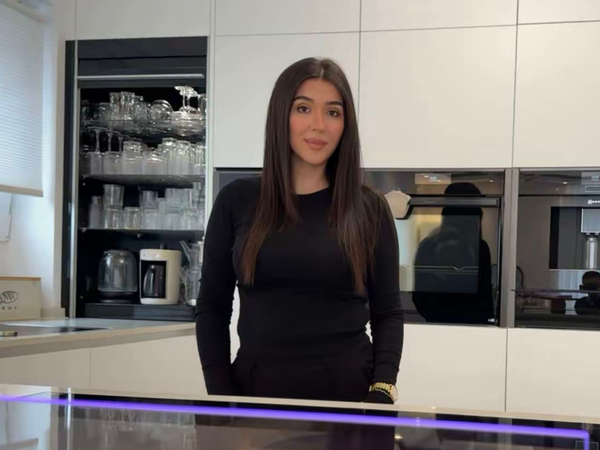 Fatma (@home.interior.hb) steht in moderner K&uuml;che mit NEFF Einbauger&auml;ten.