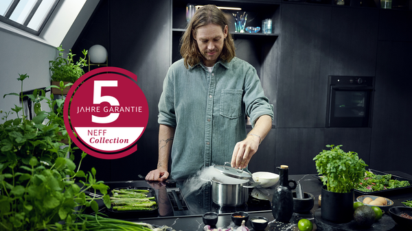 NEFF Collection K&uuml;che mit Koch am Herd und 5 Jahre Garantie Badge