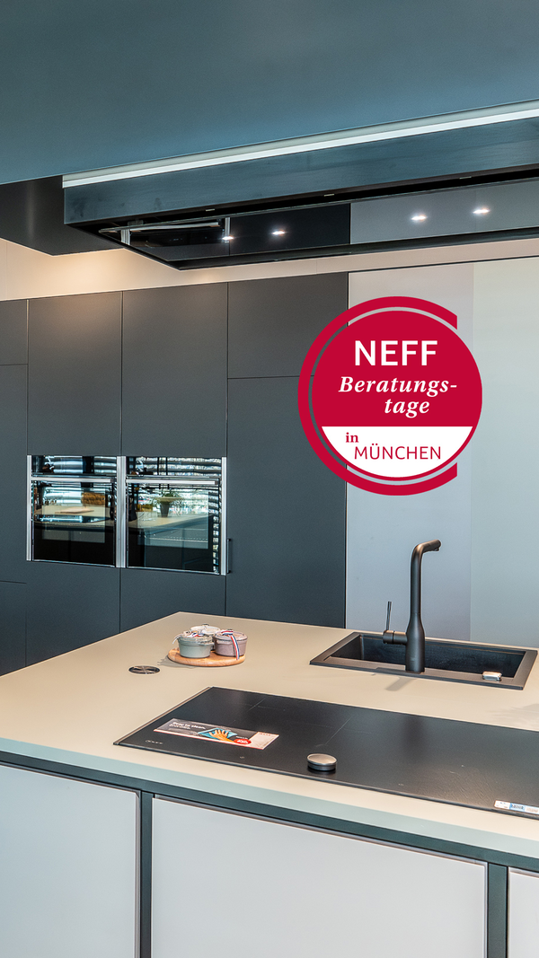 NEFF Showroom M&uuml;nchen mit modernen K&uuml;chenger&auml;ten und Hinweis auf Beratungstage.