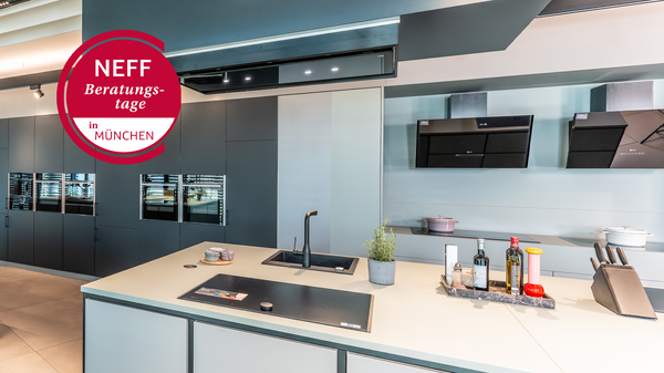 NEFF Showroom M&uuml;nchen mit modernen K&uuml;chenger&auml;ten und Hinweis auf Beratungstage.