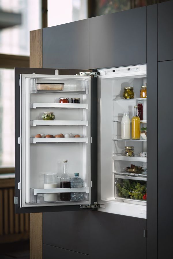 Bei der richtigen Einbauhöhe bei Kühlschränken wird die Unterseite der Tür auf Hüfthöhe plaziert.