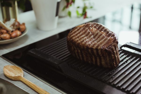 Bistecca in cottura su griglia rovente 