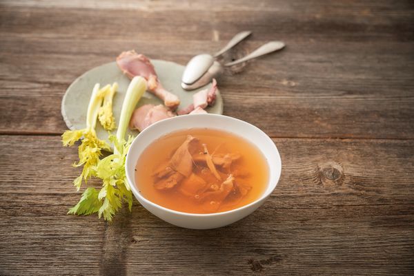 Ciotola di brodo ottenuto con la tecnica della bollitura di carne e verdure