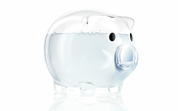 Salvadanaio trasparente a forma di maialino, riempito d'acqua