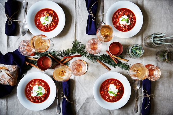 Vista dall’altro dei piatti su una tavola natalizia