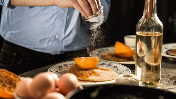 Crêpes suzette cu portocală caramelizată și coriandru 