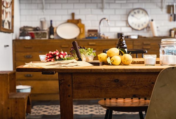 Alimenti disposti sul tavolo della cucina per preparare ricette creative