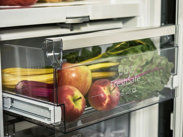 Cassetto FreshSafe del frigorifero NEFF con all&rsquo;interno mele e verdure miste