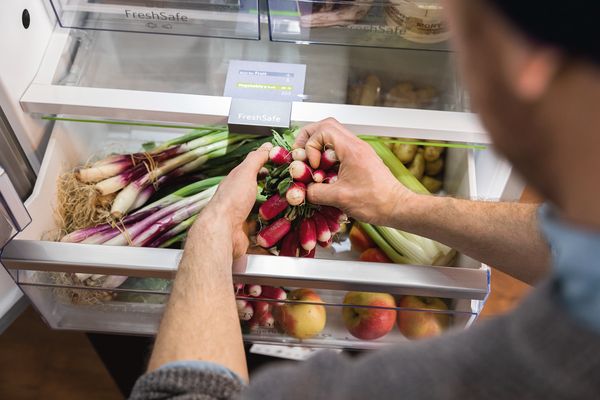 Verdure fresche riposte nel cassetto FreshSafe del frigorifero NEFF 