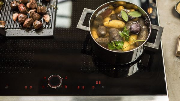 Veg being boiled on NEFF Induction Hob with TwistPad Fire dial