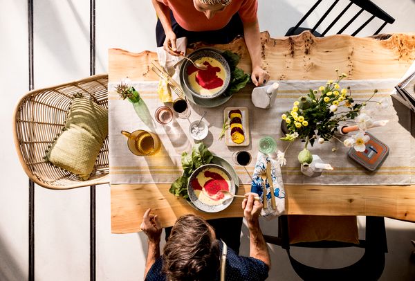 Tavola apparecchiata in stile estivo