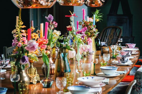 Tavola apparecchiata con fiori, candele e dettagli curati