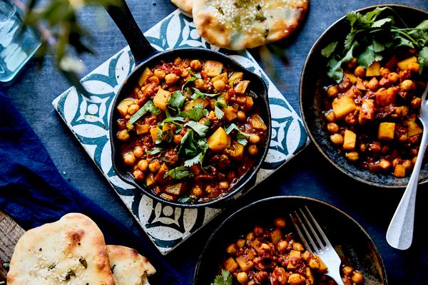 Pentola con un piatto vegano a base di curry e ceci