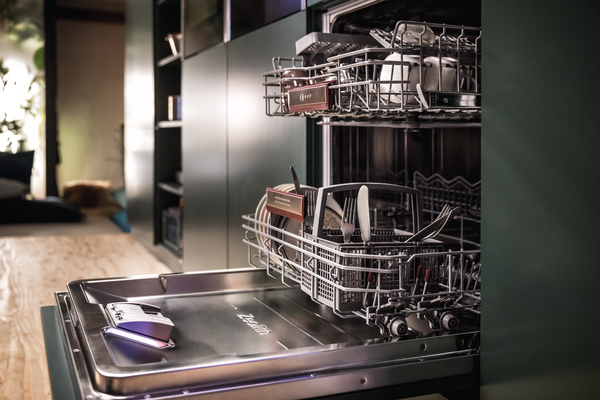Lavastoviglie aperta, carica di stoviglie pulite
