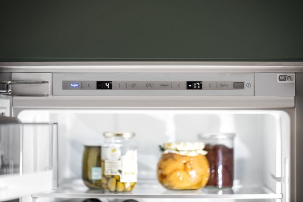 È possibile regolare la temperatura del congelatore separatamente?