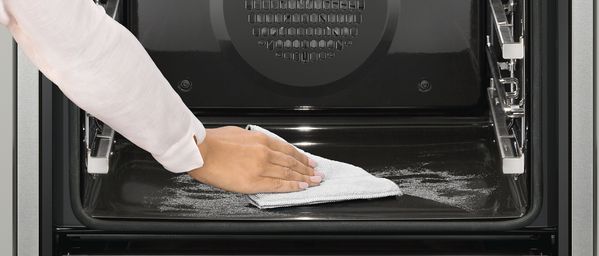 Person using NEFF Pyrolytic oven function to clean their oven