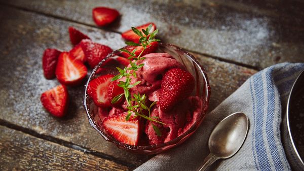 Erdbeer-Eiscreme mit Kokosmilch, Ingwer und Limette