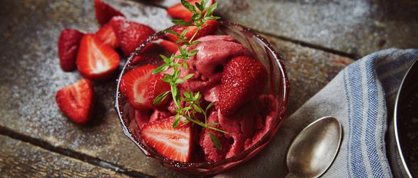 Rezept: Erdbeer-Eiscreme mit Kokosmilch, Ingwer und Limette