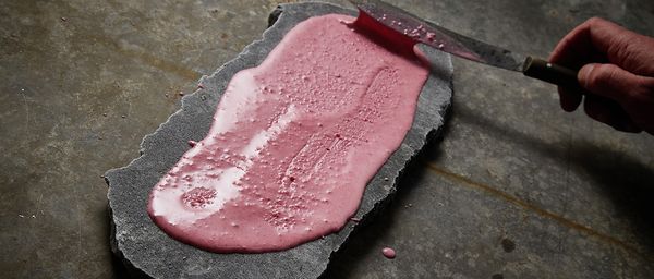 Каменна плоча: Разкошни десерти могат да се приготвят и сервират върху ледено студени каменни плочи.