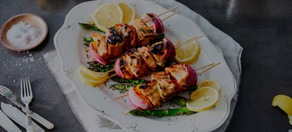  ΣΟΥΒΛΑΚΙΑ ΣΟΛΟΜΟΥ ΜΕ ΛΕΜΟΝΙ ΚΑΙ ΜΟΥΣΤΑΡΔΑ