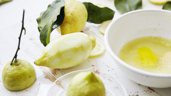 Zitrone als Hausmittel gegen Gestank im Kühlschrank.