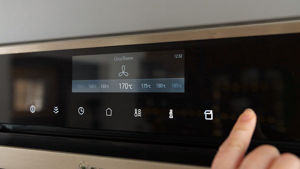 Person using NEFF TFT-display panel to select CircoTherm oven setting